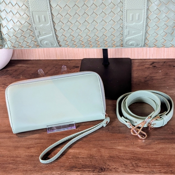 Mint Green Tote Bag Matching Wallet And Removable Adjustable Crossbody Strap. - Picture 4 of 7